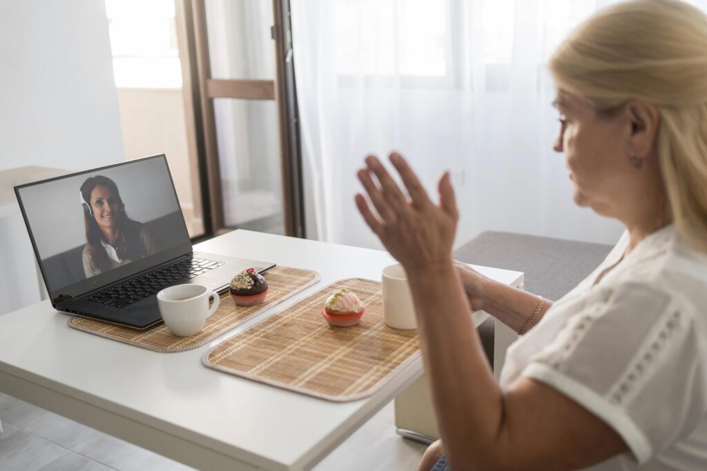 A psicologia para idosos online oferece acolhimento emocional com praticidade, respeito e escuta qualificada. O acompanhamento psicológico pode auxiliar em questões como luto, solidão, ansiedade, tristeza, mudanças na rotina, adaptação ao envelhecimento e conflitos familiares. Na Clínica Bernardo Motta, o atendimento é realizado de forma humanizada e com atenção às necessidades de cada paciente.